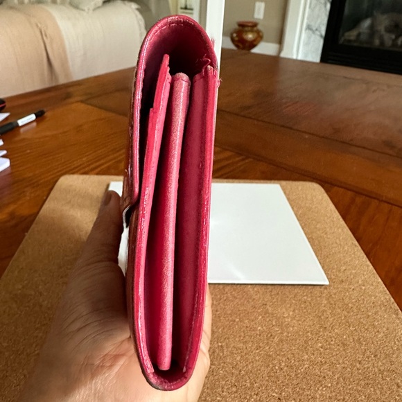 Louis Vuitton Vernis Sara Wallet, Pinkish Red Color - Picture 4 of 12